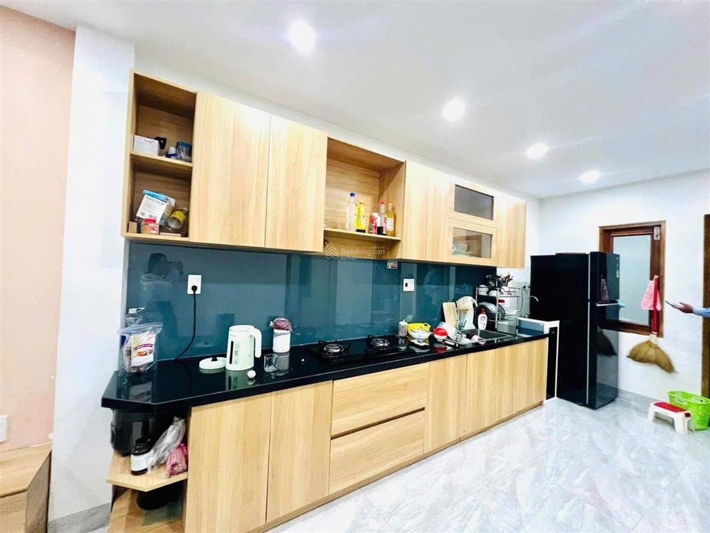 Nhà kiệt đống đa đi vài bước chân
ra nơi đậu đỗ ô tô .4 tỷ x