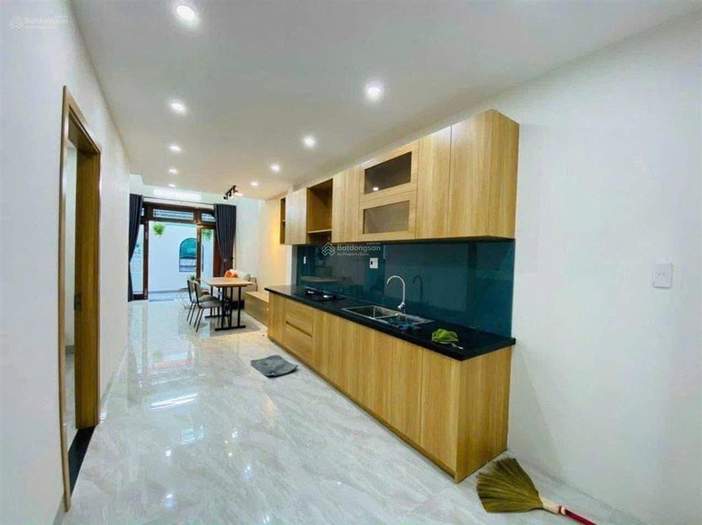 Nhà kiệt đống đa đi vài bước chân
ra nơi đậu đỗ ô tô .4 tỷ x