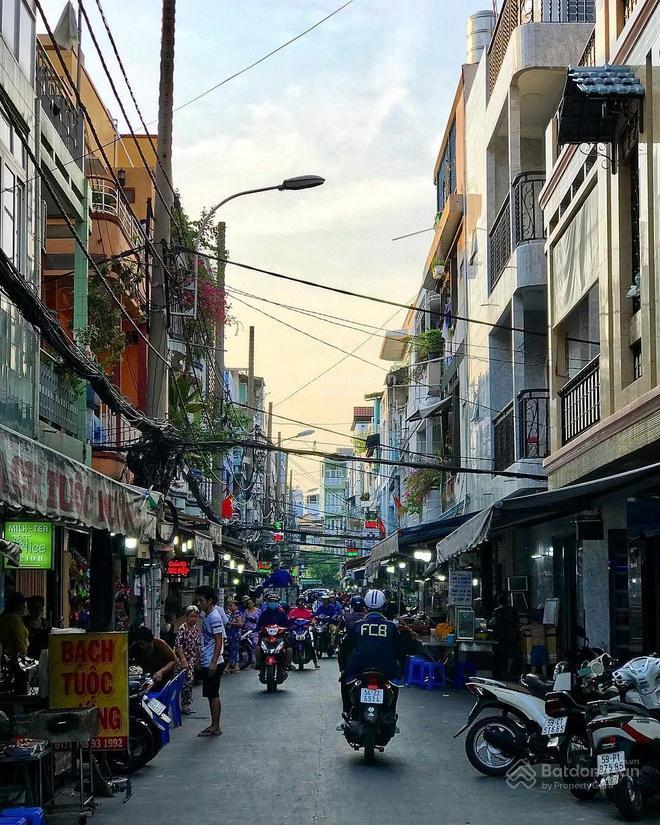 Đường xe hơi  khu ẩm thực 20 thước  nhà 3 tầng  dư địa tăng giá sau hoàn công