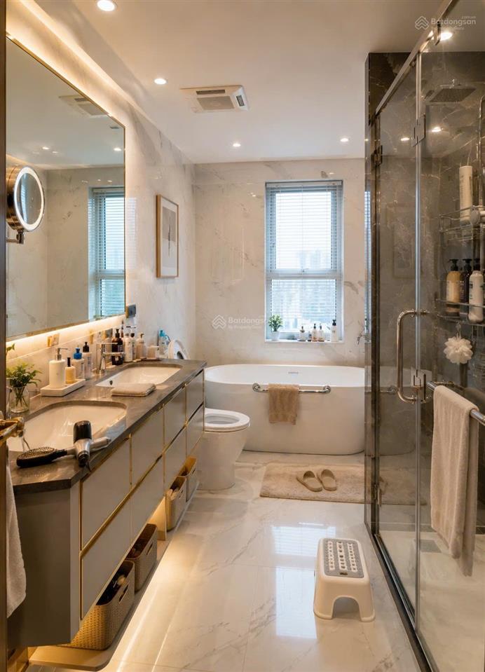 Nhà 8,2 tỷ, tôn đản, quận 4, 65m2 (ngang 4mx17), 1 trệt 1 lửng 3 lầu, 4pn  3wc, sổ hồng riêng,
