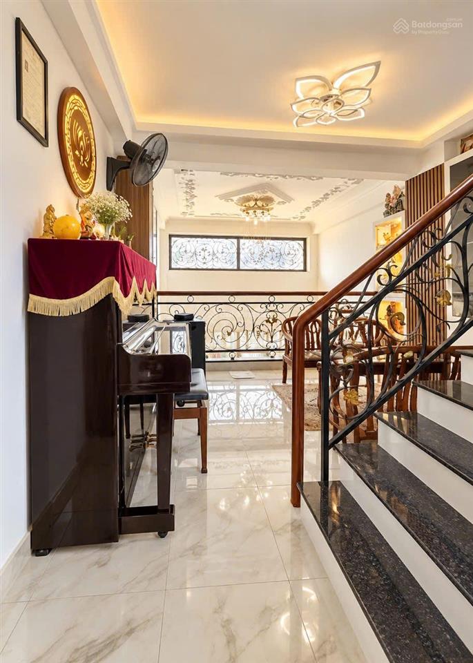 Nhà 14,3 tỷ, đường số, khánh hội, quận 4, 5 tầng, 40m (3,9x11m), ô tô đậu trong nhà.