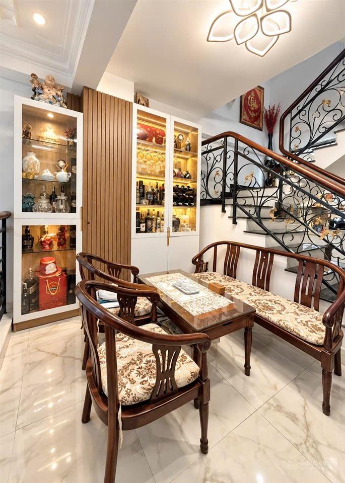 Nhà 14,3 tỷ, đường số, khánh hội, quận 4, 5 tầng, 40m (3,9x11m), ô tô đậu trong nhà.