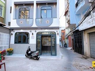 9.5 tỷ  đường 8m q4  xe hơi tới nhà  góc 2 mặt tiền  dễ cho thuê