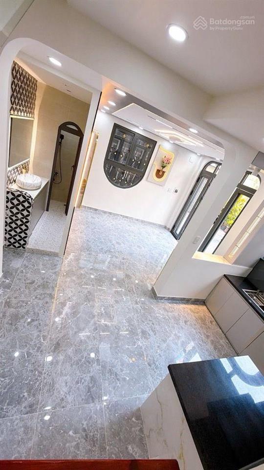 9.5 tỷ  đường 8m q4  xe hơi tới nhà  góc 2 mặt tiền  dễ cho thuê