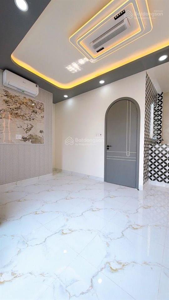 9.5 tỷ  đường 8m q4  xe hơi tới nhà  góc 2 mặt tiền  dễ cho thuê