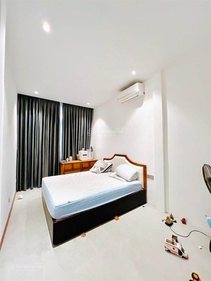 Siêu mẫu chân dài 30m  hẻm ô tô thông  ngay công viên phú nhuận