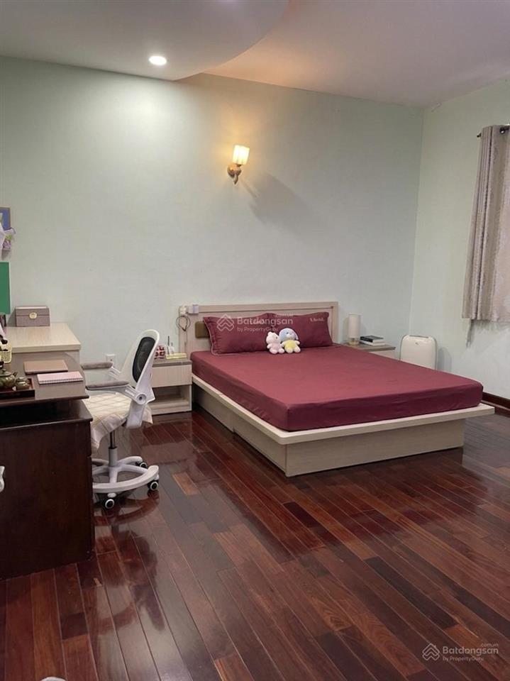 Biệt thự trung sơn bán gấp, 3 tầng + hầm, 250m2. sát nguyễn văn linh. giá 60 tỷ thương lượng.