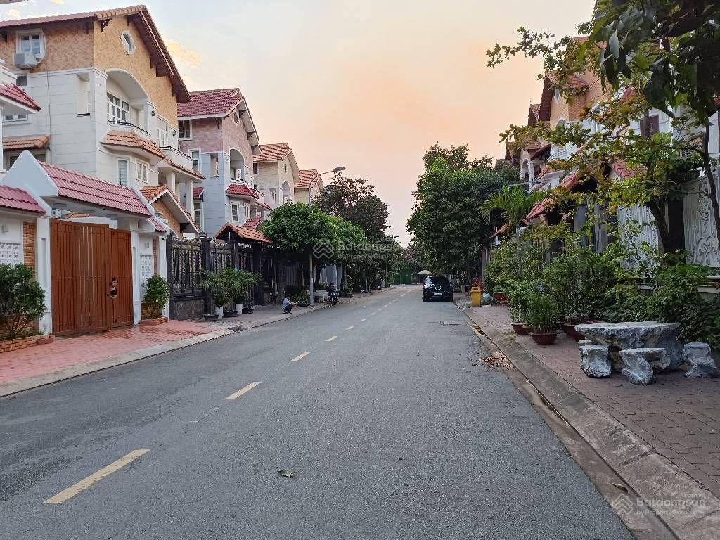 Biệt thự trung sơn bán gấp, 3 tầng + hầm, 250m2. sát nguyễn văn linh. giá 60 tỷ thương lượng.