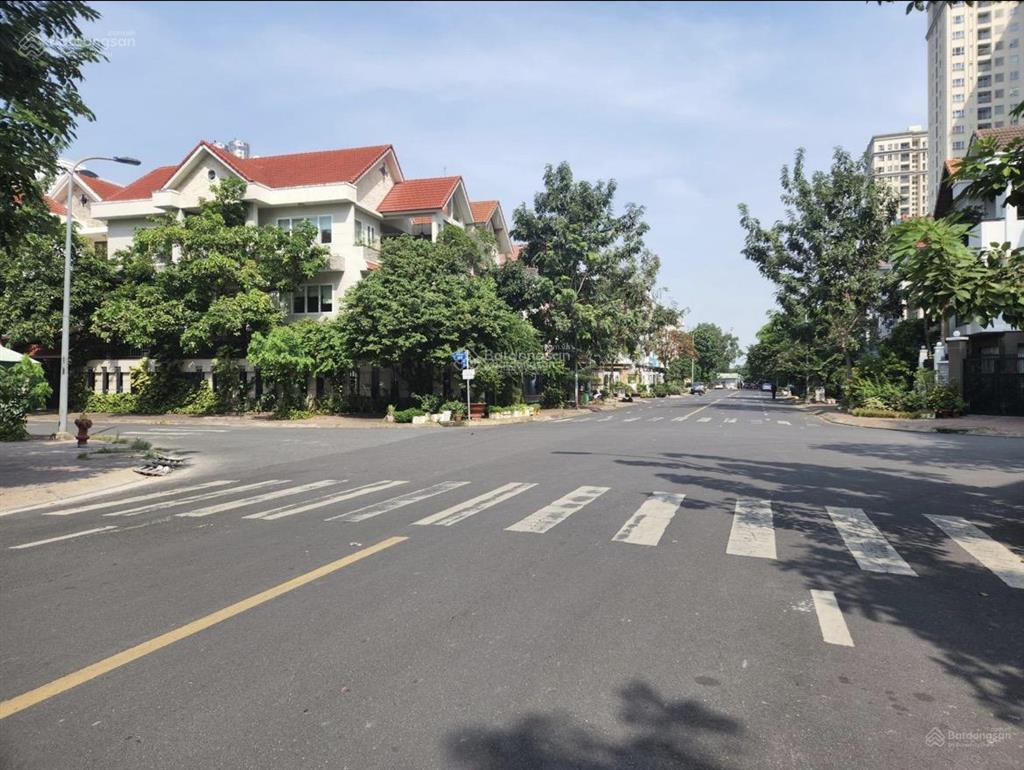 Biệt thự trung sơn bán gấp, 3 tầng + hầm, 250m2. sát nguyễn văn linh. giá 60 tỷ thương lượng.