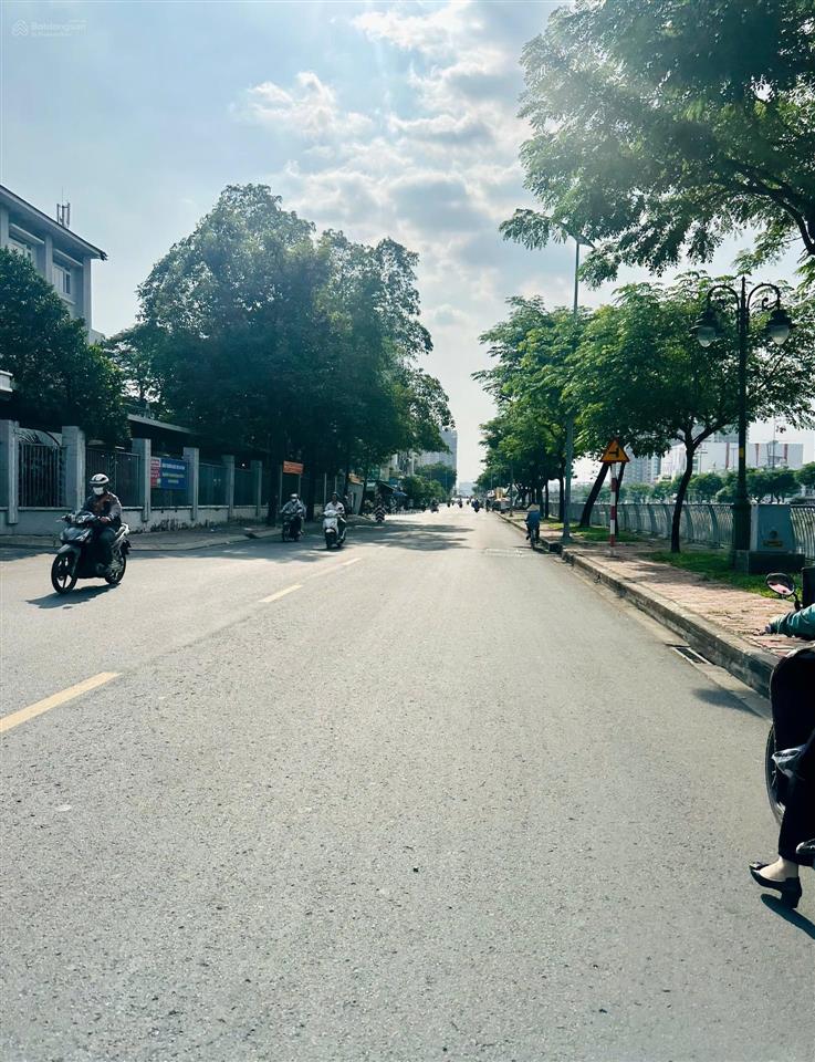 Bán đất mặt tiền 2500m2 (25x90) tương lai 3 mặt tiền, 2 mặt view sông, gần võ văn kiệt quận 8