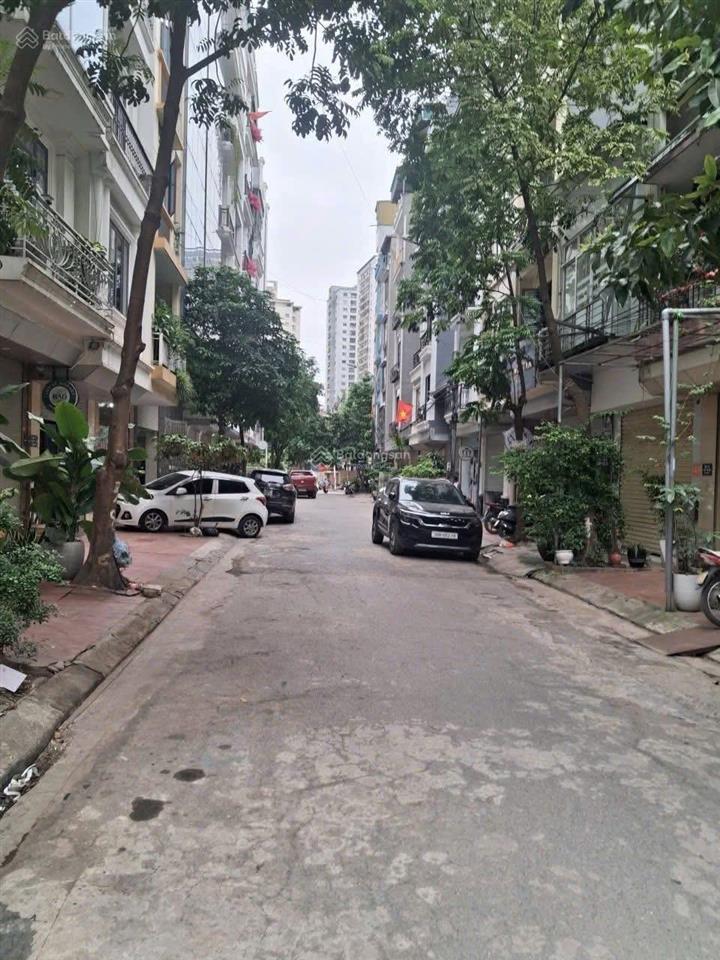 Chính chủ gửi bán gấp lô đất dt 50m văn khê phân lô vỉa hè oto chạy vòng quanh kinh doanh