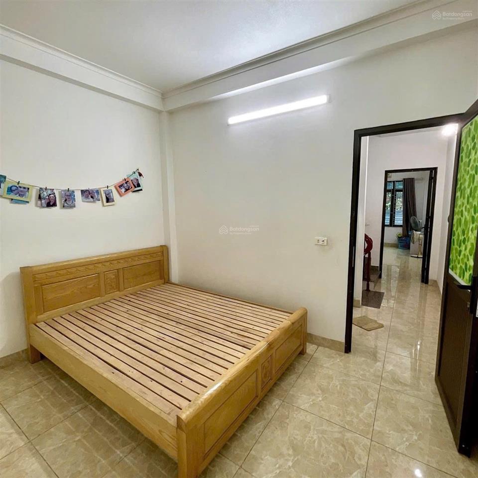 Bán gấp nhà 5 tầng ngõ 541 bát khối, long biên diện tích 40m2 x 5t, ngõ thoáng rộng, gần công viên