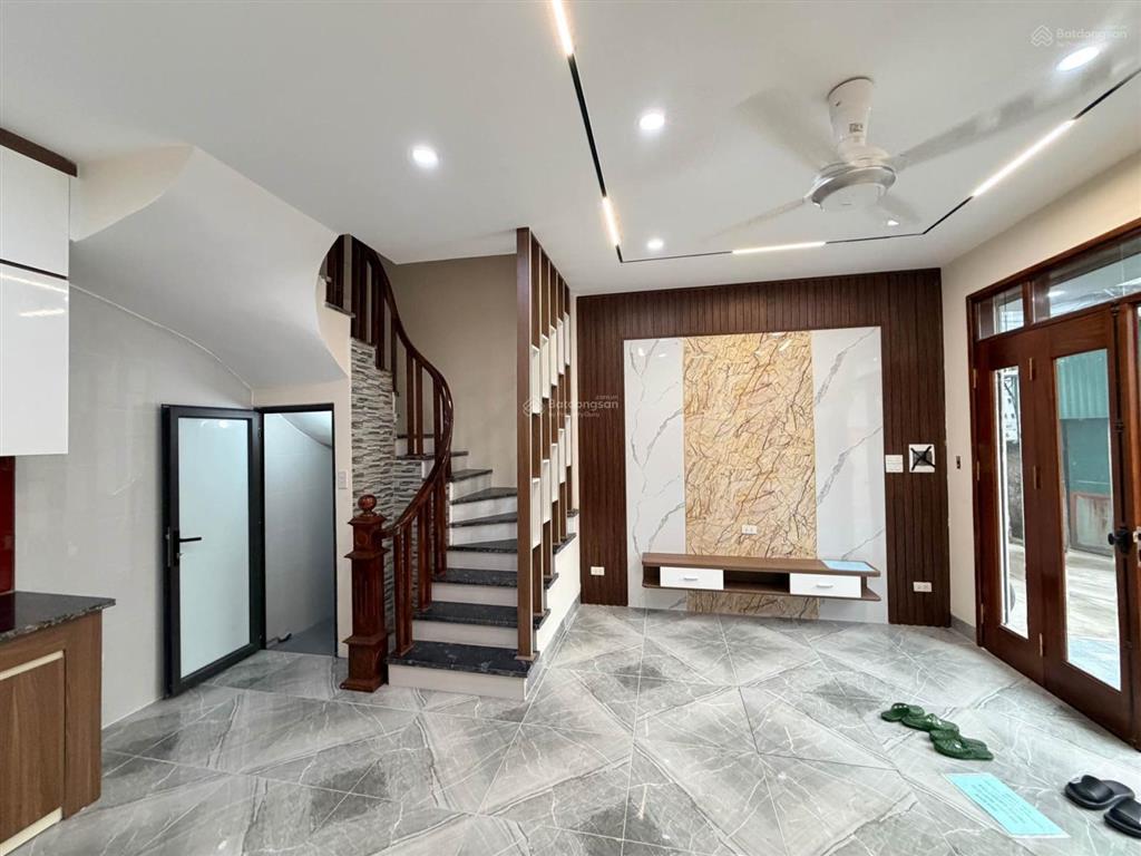Bán gấp căn nhà mới xây 6 tầng tại ngõ 131/12 xuân đỗ, long biên diện tích 35m2 x 6 tầng, lô góc