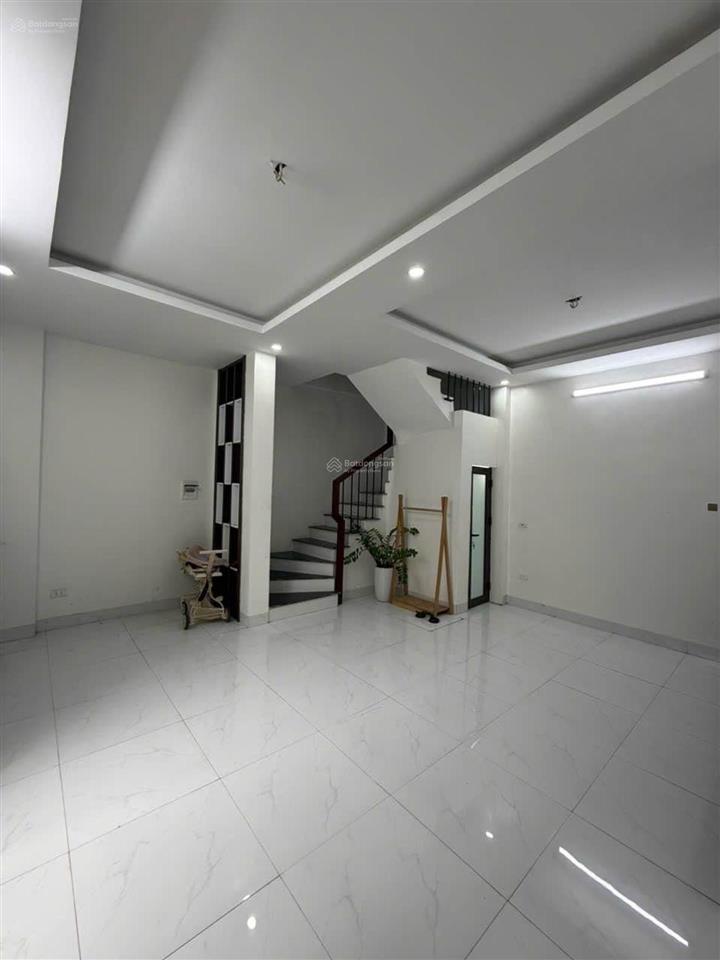 Bán nhà mới toanh, mặt ngõ 691/5 bát khối, long biên diện tích 35m2 x 5 tầng, có sân chơi, cạnh hồ