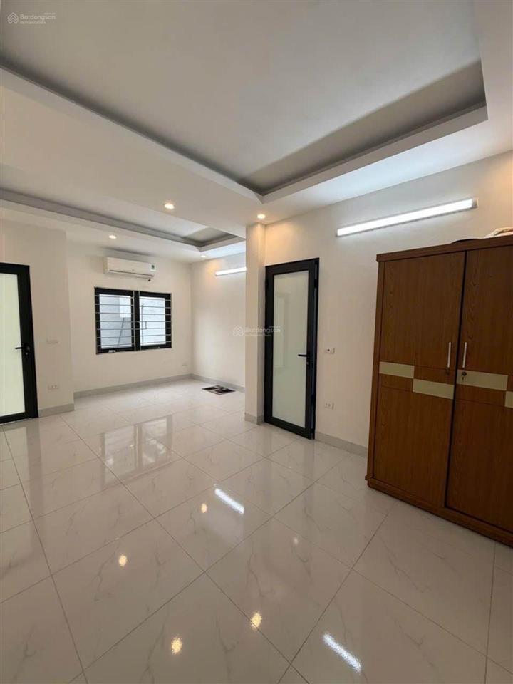 Bán nhà mới toanh, mặt ngõ 691/5 bát khối, long biên diện tích 35m2 x 5 tầng, có sân chơi, cạnh hồ