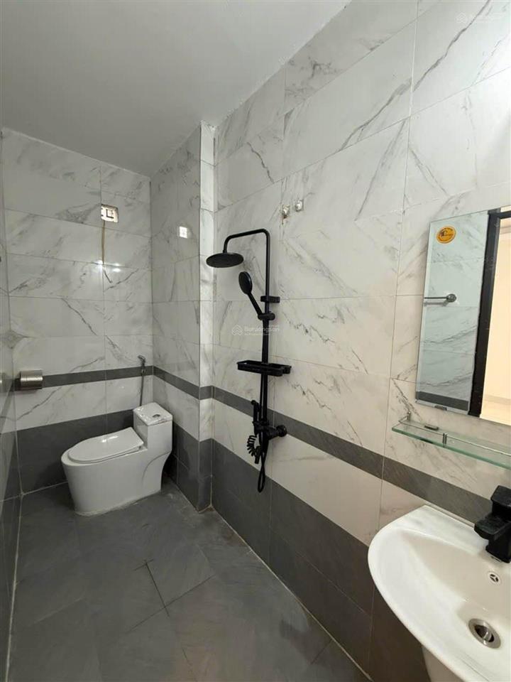 Bán nhà mới toanh, mặt ngõ 691/5 bát khối, long biên diện tích 35m2 x 5 tầng, có sân chơi, cạnh hồ
