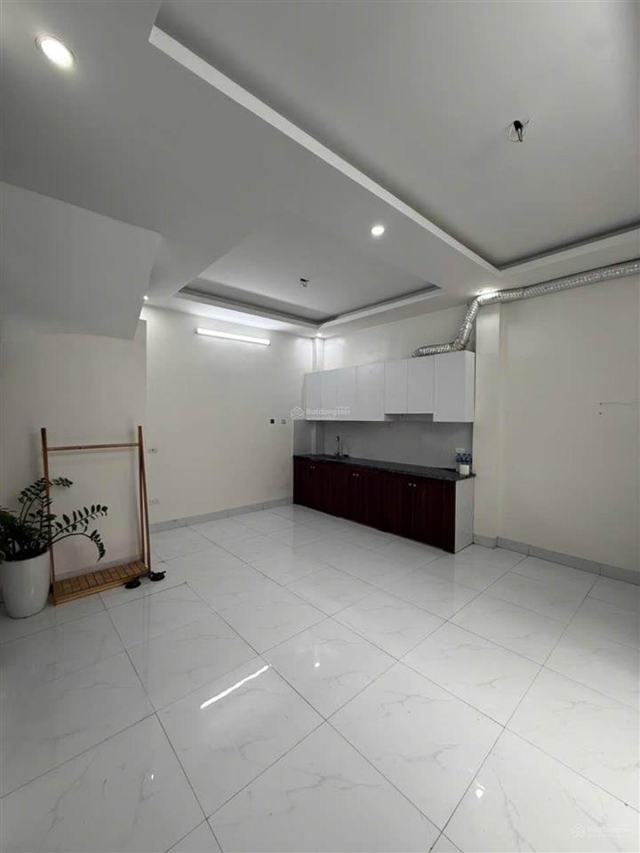 Bán nhà mới toanh, mặt ngõ 691/5 bát khối, long biên diện tích 35m2 x 5 tầng, có sân chơi, cạnh hồ