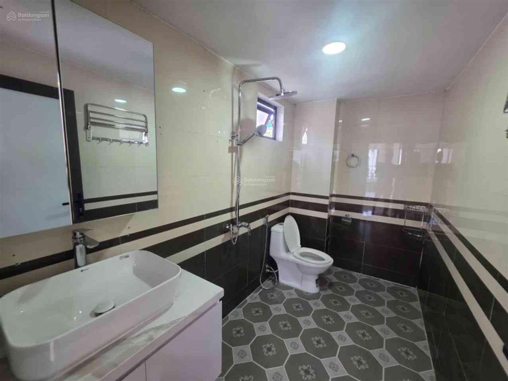Cần bán gấp nhà mặt ngõ 122 xuân đỗ, long biên 50m2 x 5 tầng, mặt tiền rộng, ngõ thông, ô tô đỗ