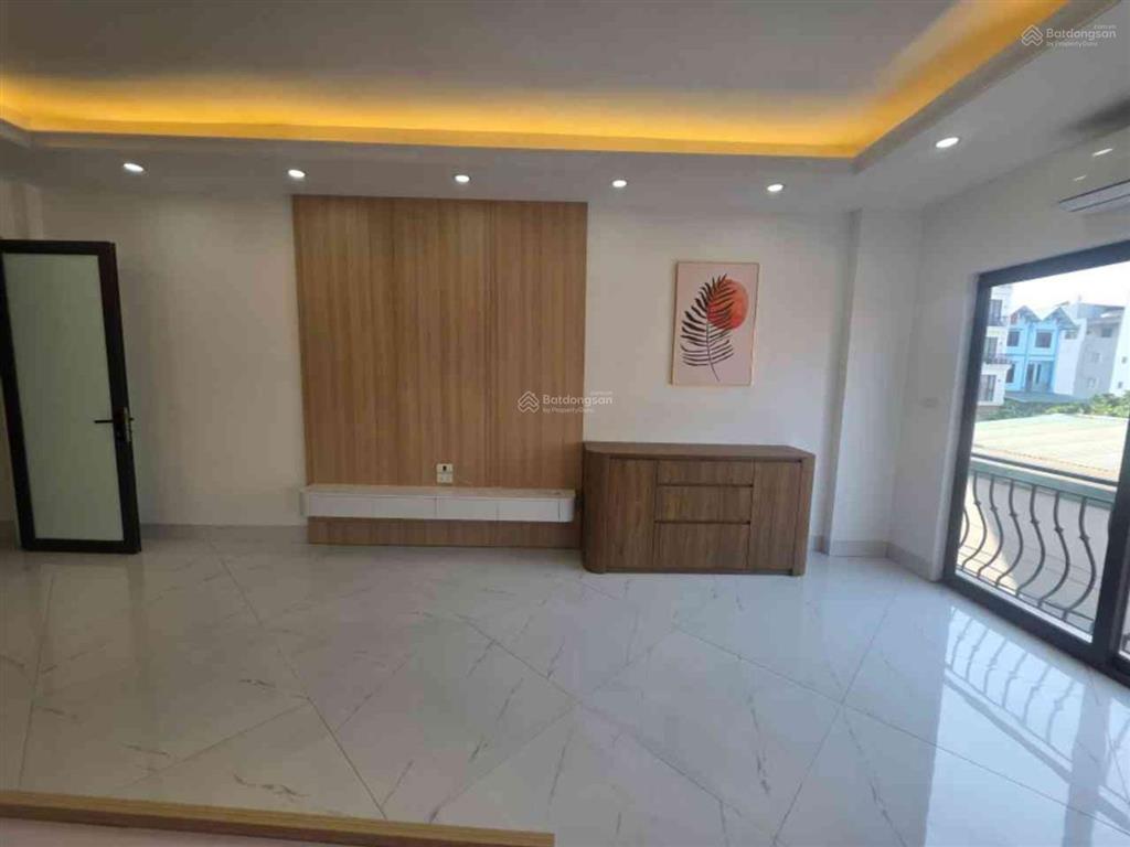 Cần bán gấp nhà mặt ngõ 122 xuân đỗ, long biên 50m2 x 5 tầng, mặt tiền rộng, ngõ thông, ô tô đỗ