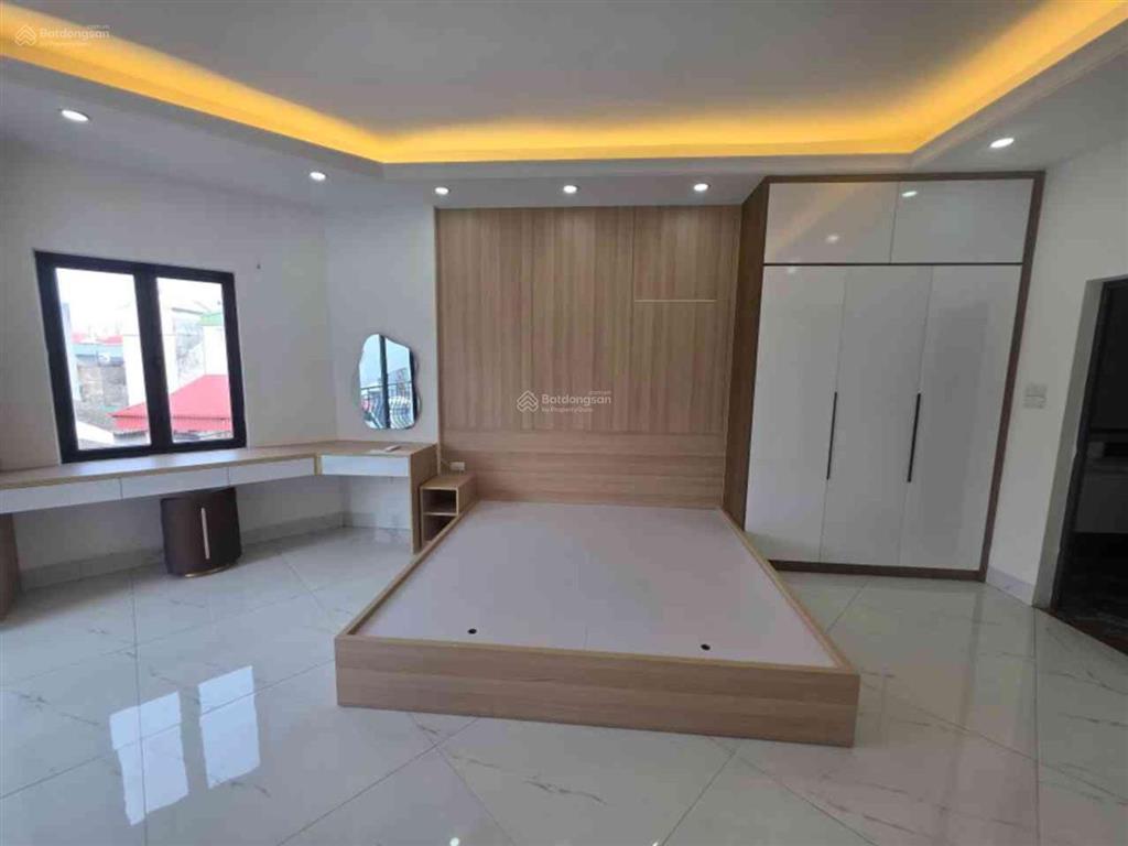 Cần bán gấp nhà mặt ngõ 122 xuân đỗ, long biên 50m2 x 5 tầng, mặt tiền rộng, ngõ thông, ô tô đỗ