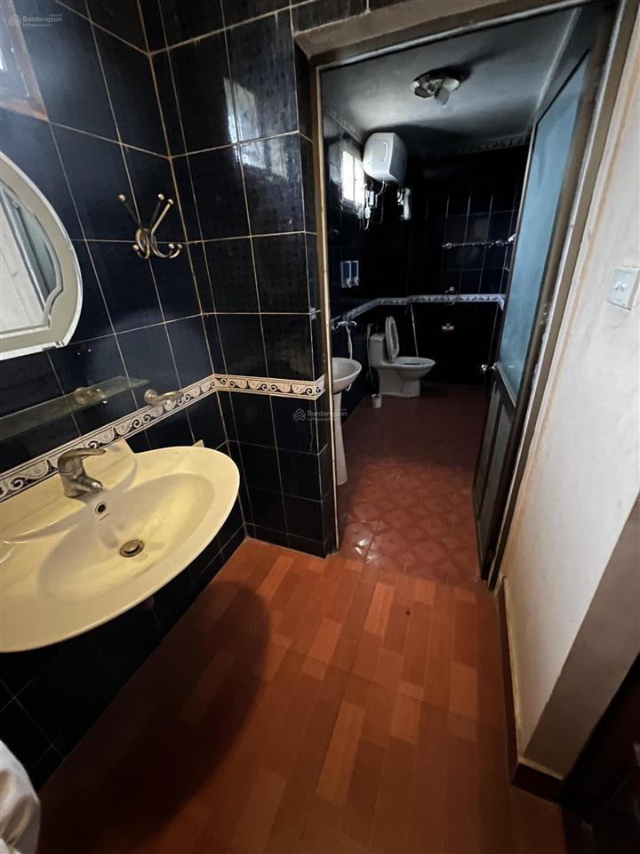 Cho thuê nhà 3wc, 225m², giá 6 triệu/tháng tại số 8, ngõ 278, phố thượng cát (ô tô con vào nhà)