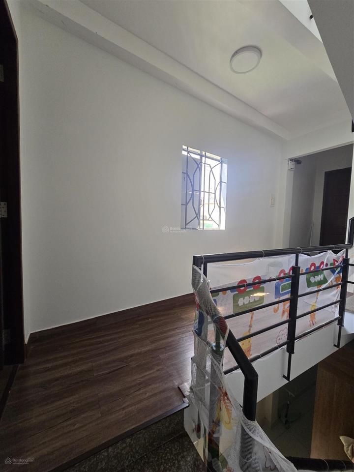 Nhà mặt tiền hẻm, 3 mặt thoáng, kiên cố, ánh sáng tự nhiên khắp nhà.