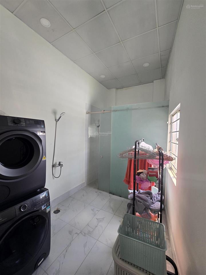 Nhà mặt tiền hẻm, 3 mặt thoáng, kiên cố, ánh sáng tự nhiên khắp nhà.
