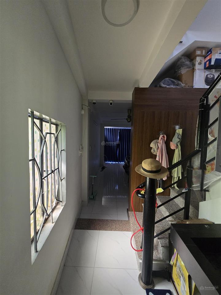 Nhà mặt tiền hẻm, 3 mặt thoáng, kiên cố, ánh sáng tự nhiên khắp nhà.