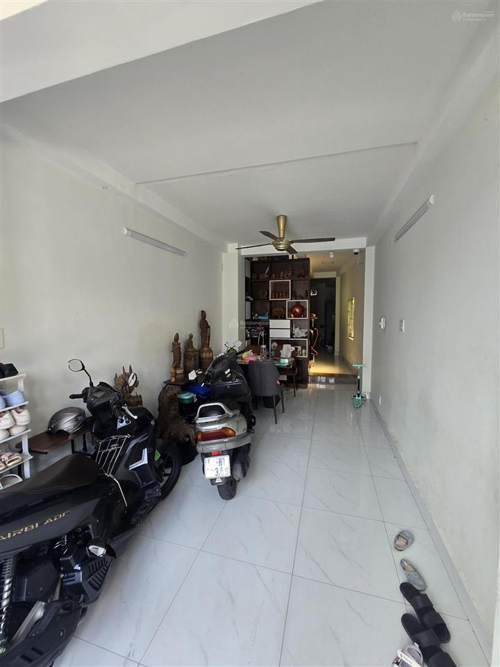 Nhà mặt tiền hẻm, 3 mặt thoáng, kiên cố, ánh sáng tự nhiên khắp nhà.