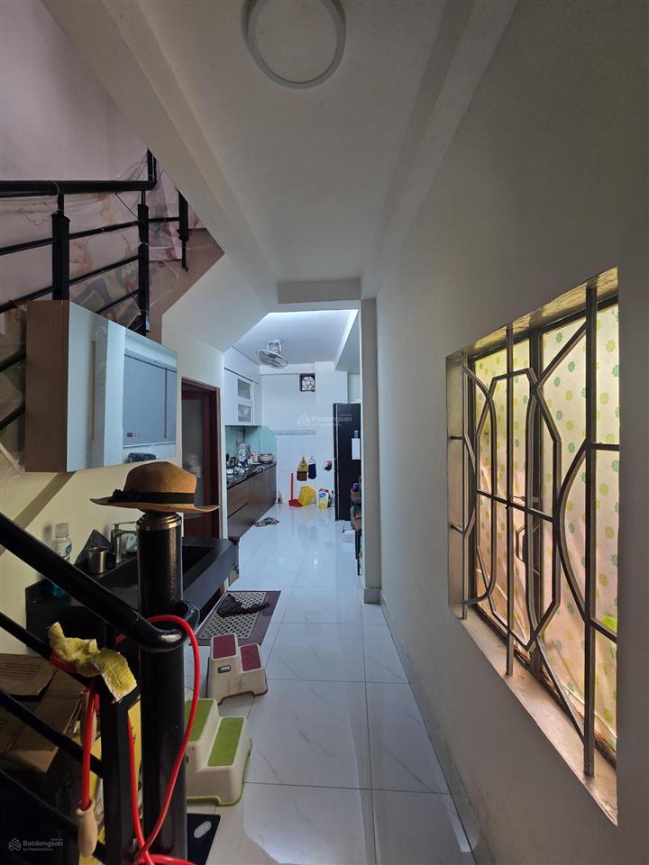 Nhà mặt tiền hẻm, 3 mặt thoáng, kiên cố, ánh sáng tự nhiên khắp nhà.