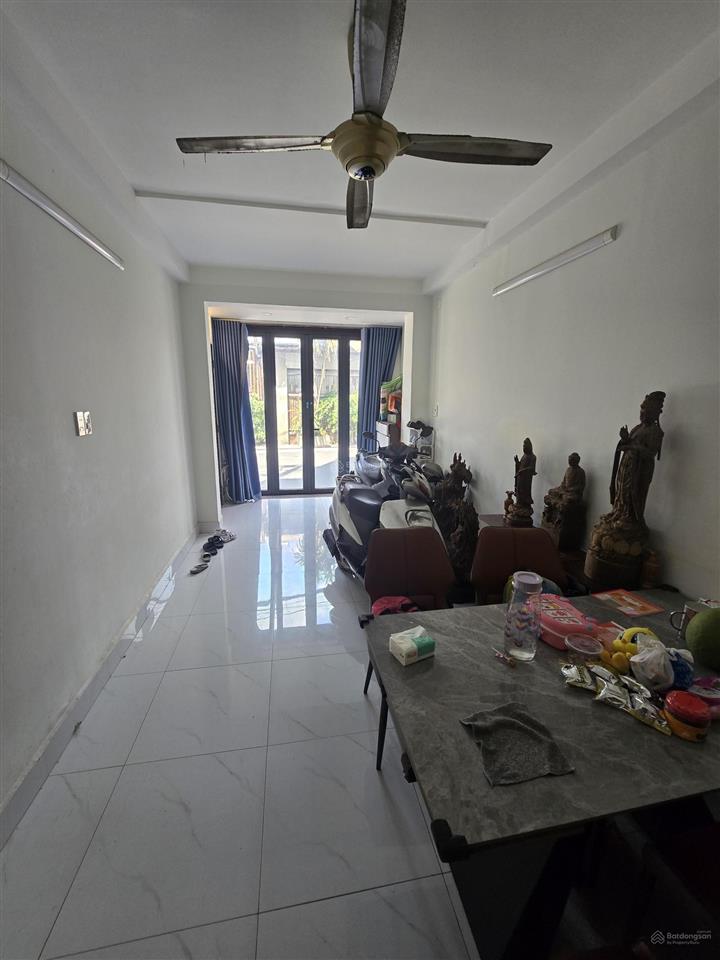 Nhà mặt tiền hẻm, 3 mặt thoáng, kiên cố, ánh sáng tự nhiên khắp nhà.