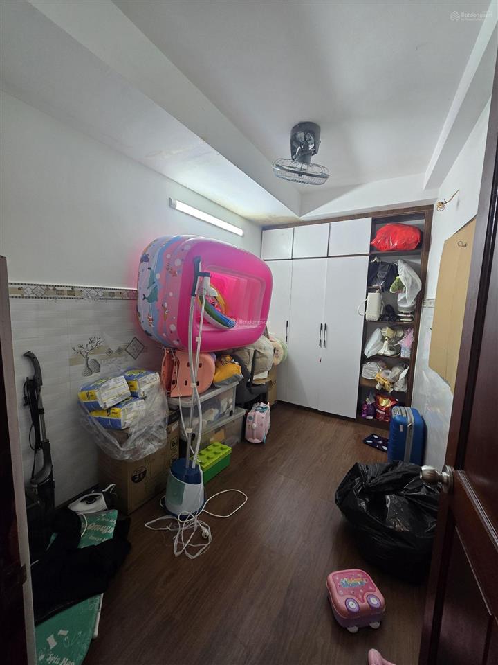 Nhà mặt tiền hẻm, 3 mặt thoáng, kiên cố, ánh sáng tự nhiên khắp nhà.