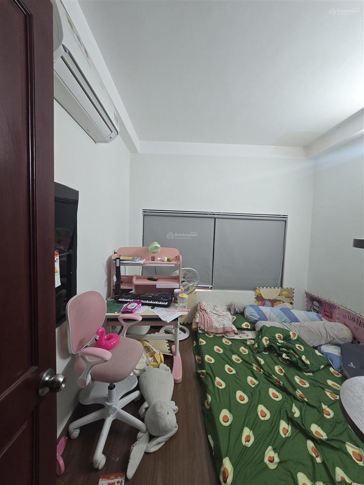 Nhà mặt tiền hẻm, 3 mặt thoáng, kiên cố, ánh sáng tự nhiên khắp nhà.