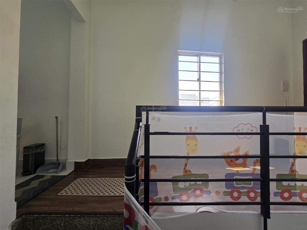 Nhà mặt tiền hẻm, 3 mặt thoáng, kiên cố, ánh sáng tự nhiên khắp nhà.