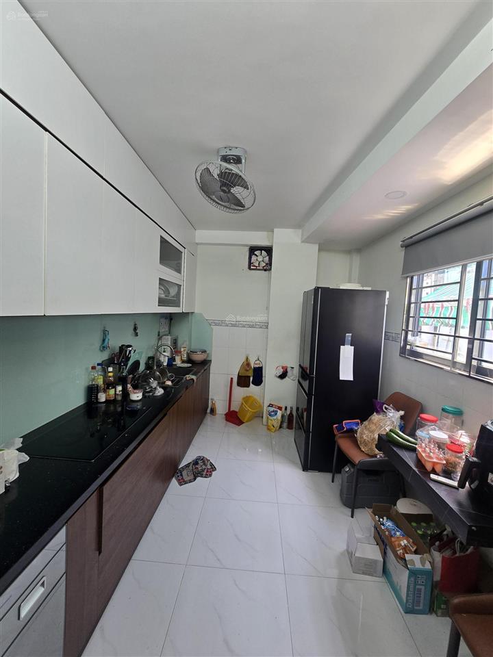 Nhà mặt tiền hẻm, 3 mặt thoáng, kiên cố, ánh sáng tự nhiên khắp nhà.