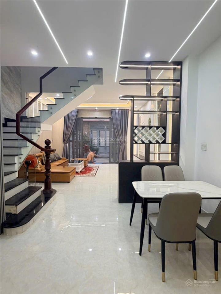 Nhà shr 3 tầng 4 phòng ngủ nhiều ánh sáng tự nhiên, khu an ninh dân trí tốt, 200m ra mặt tiền hhg