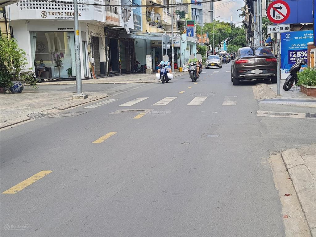 7.5x13m, 3 lầu, biệt thự hxh 6m nguyễn trọng tuyển, gần đh tài chính marketing, bán 21.8 tỷ