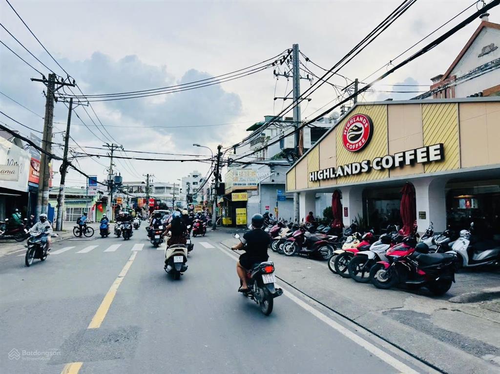 Nhà góc 2 mặt tiền thu nhập sẵn 300tr/n  hoàng diệu 2  ngang 8m vuông vức  đường xe tải tránh