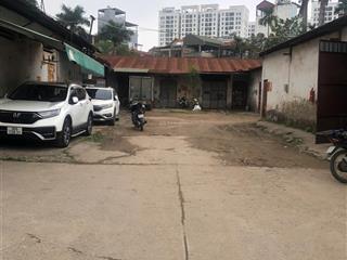 Hiện e có kho diện tích 50m² tại khu vực gia thụy, long biên, xe cont đỗ tận nơi, có bảo vệ 24/24
