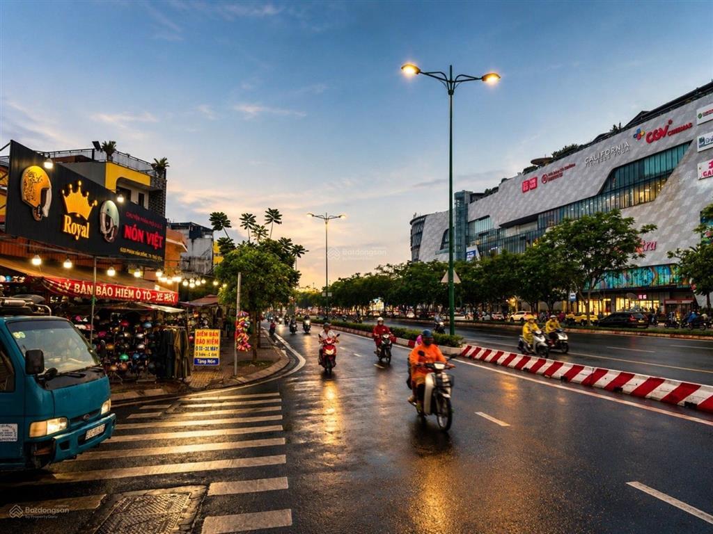 Bán np đẹp xuất sắc tại mặt tiền cạnh gigamall, giá 5,4 tỷ, 45m2