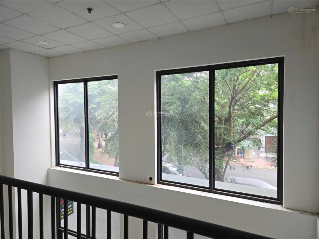 Bán shophouse thông tầng sài gòn intela  giá 3,3 tỷ  sẵn hđ thuê