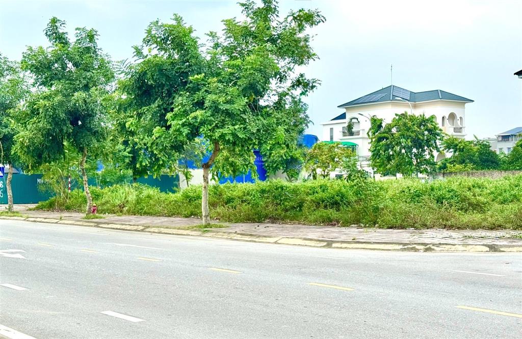 Chính chủ 400 mét vuông (20*20) hai mặt tiền, view hồ và công viên, khu đô thị mới nam vĩnh yên.