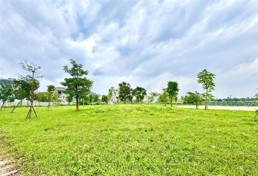 Chính chủ 400 mét vuông (20*20) hai mặt tiền, view hồ và công viên, khu đô thị mới nam vĩnh yên.