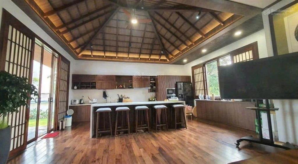 Cần bán căn biệt thự vip nhất tại đà nẵng nằm trong khu biệt thự đảo nổi, 4mt thoáng dt đất 1568m2