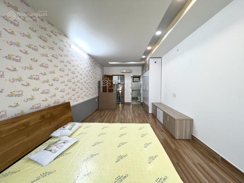 Hẻm oto vf3 khu phan xích long 5 tầng nhà còn mới 4pn sát mặt tiền