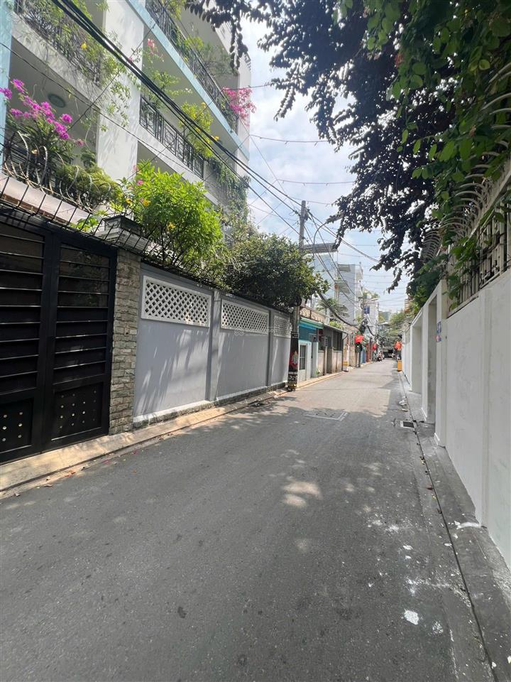 Hẻm oto vf3 khu phan xích long 5 tầng nhà còn mới 4pn sát mặt tiền