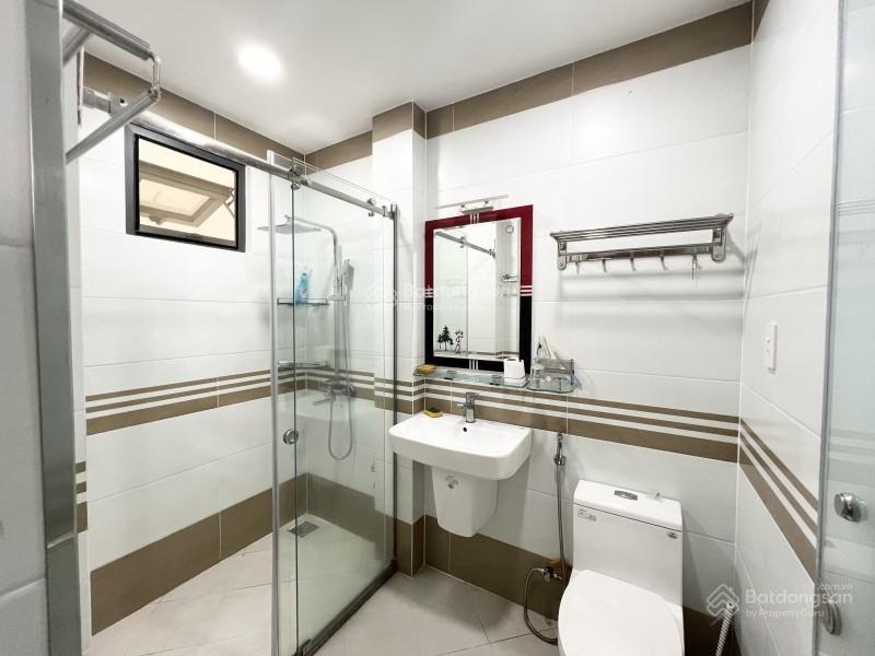 Hẻm oto vf3 khu phan xích long 5 tầng nhà còn mới 4pn sát mặt tiền