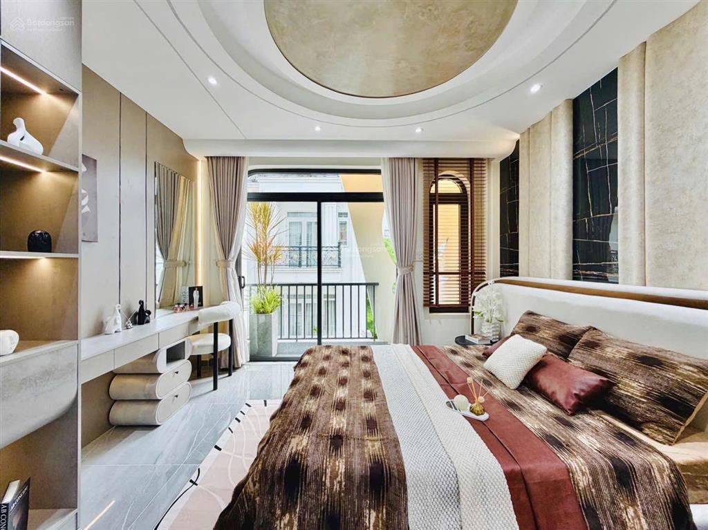 Nhà xây mới 5 tầng khu vip có thang máy gara ô tô 4 phòng ngủ, gần metro số 2 giáp sân bay