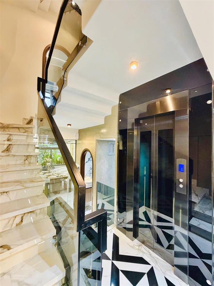 Nhà xây mới 5 tầng khu vip có thang máy gara ô tô 4 phòng ngủ, gần metro số 2 giáp sân bay