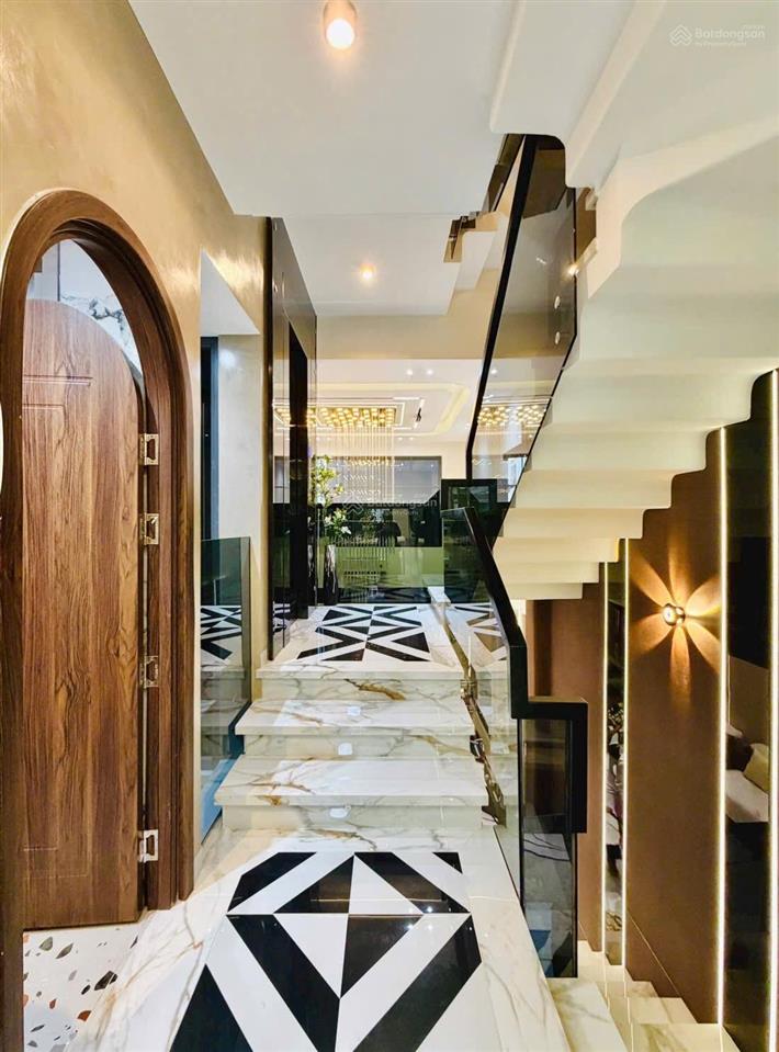 Nhà xây mới 5 tầng khu vip có thang máy gara ô tô 4 phòng ngủ, gần metro số 2 giáp sân bay